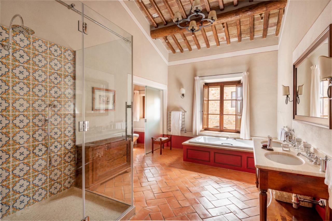 Castello Banfi - Il Borgo - Relais Et Chateaux Poggio alle Mura エクステリア 写真