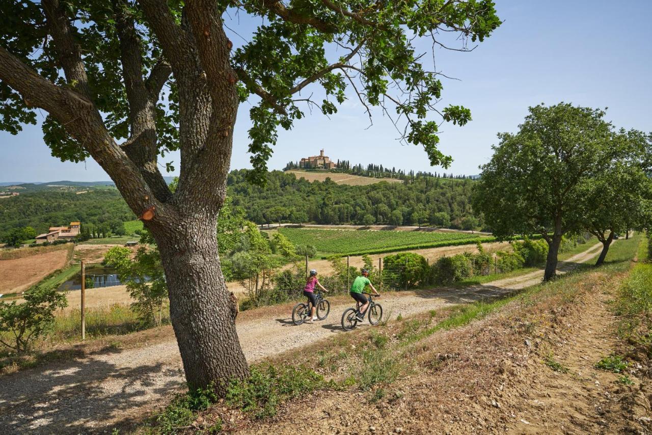 ホテル Castello Banfi - Il Borgo - Relais Et Chateaux Poggio alle Mura エクステリア 写真