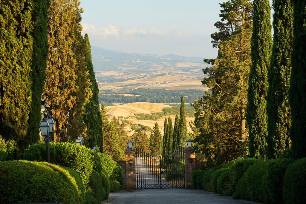 ホテル Castello Banfi - Il Borgo - Relais Et Chateaux Poggio alle Mura エクステリア 写真