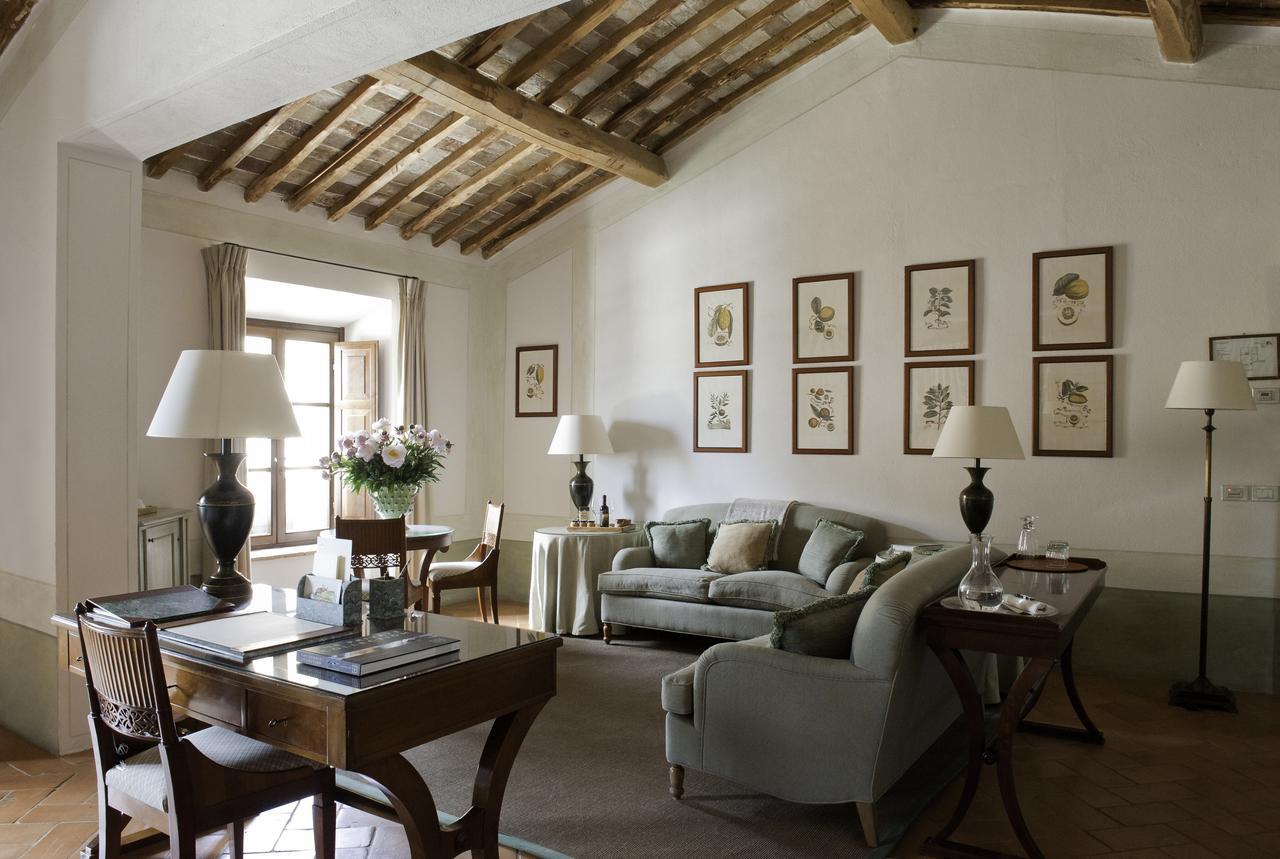 Castello Banfi - Il Borgo - Relais Et Chateaux Poggio alle Mura エクステリア 写真