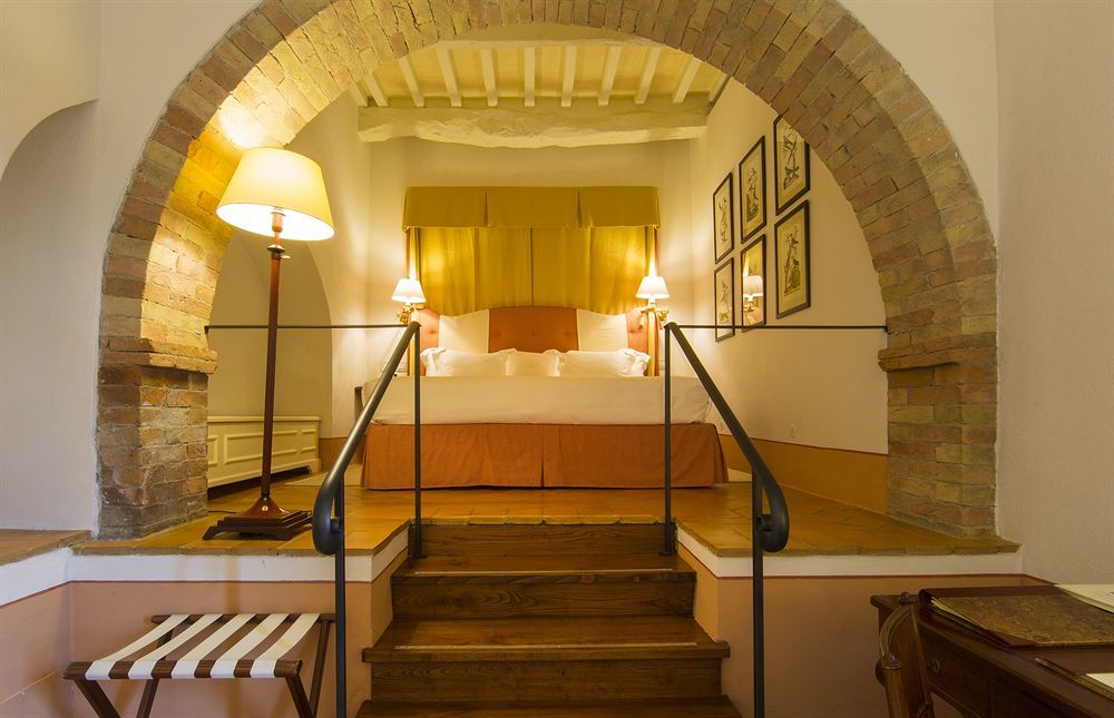 Castello Banfi - Il Borgo - Relais Et Chateaux Poggio alle Mura エクステリア 写真