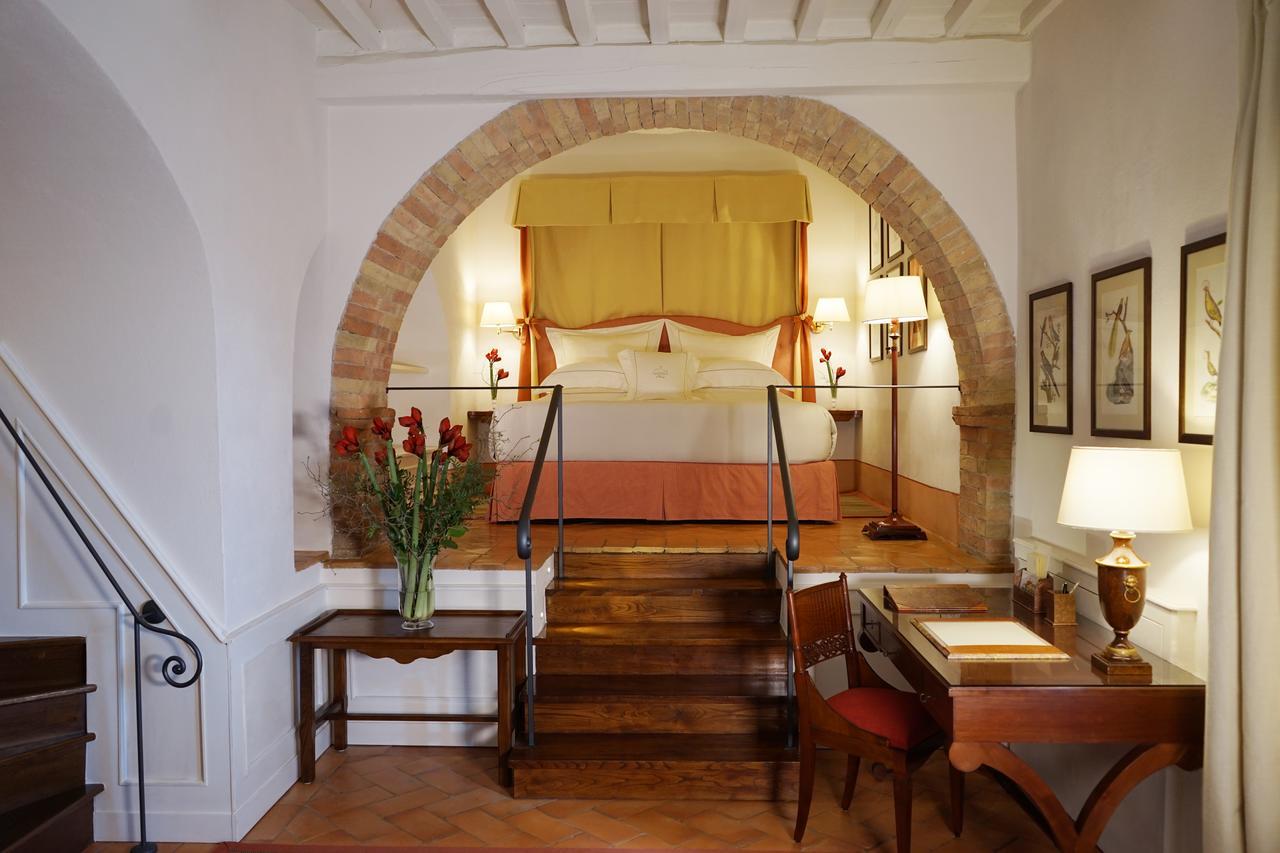 Castello Banfi - Il Borgo - Relais Et Chateaux Poggio alle Mura エクステリア 写真