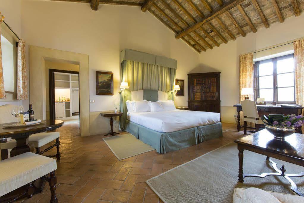Castello Banfi - Il Borgo - Relais Et Chateaux Poggio alle Mura エクステリア 写真